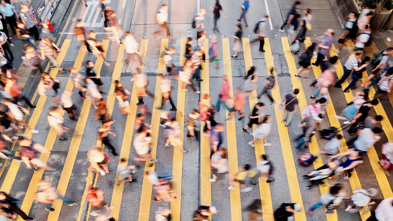 <b>Caminar o usar transporte público no te ayudará a ahorrar mucho dinero, a menos que vivas en California.</b>
<br>
<br>El estudio determinó que cuando un conductor hipotético que conducía un promedio de 15,000 millas al año, baja ese promedio a 7,000 millas, sólo ahorrará 22 dólares al año en su póliza de seguro (aunque con seguridad los ahorros en combustible serán sustanciales). Pero si ese mismo conductor reside en el esto de California, donde las aseguradoras tienen la obligación legal de tomar en cuenta el millaje manejado por los conductores en el cálculo del precio de la póliza, el ahorro sube a 280 dólares.