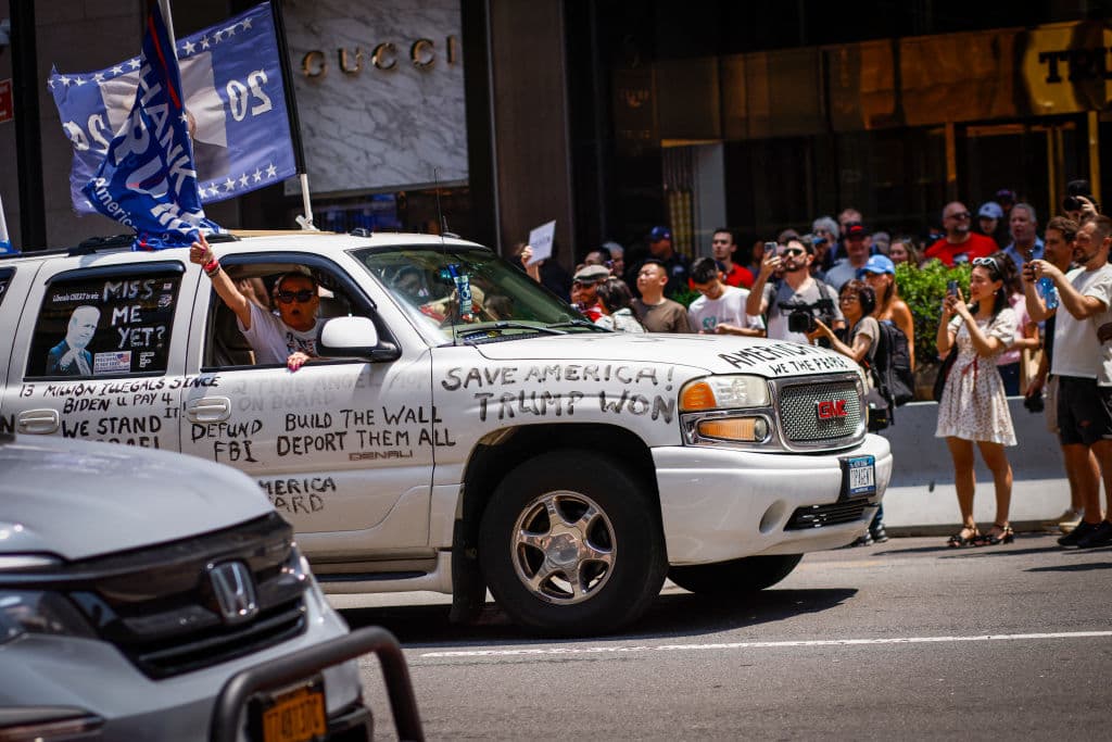 A sus fieles les hizo un llamado a seguir "siguiendo
<b><a href="https://www.univision.com/shows/noticiero-univision/la-primera-reaccion-de-trump-tras-lo-ocurrido-en-su-mitin-dice-que-fue-una-bala-lo-que-impacto-su-oreja-video" target="_blank">fuertes y determinados</a></b>” .