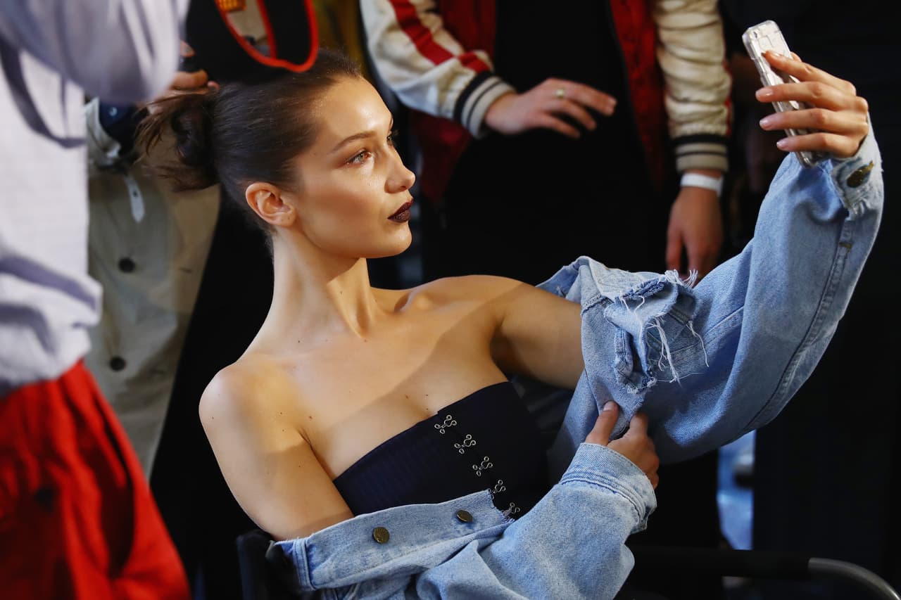 Mostrar algo de piel es una verdadera ciencia porque no se trata de enseñar mucho, sino de ser solo un poco insinuante y saber como hacerlo con elegancia. Bella Hadid sabe que el poder de un strapless se potencia cuando usa una chaqueta y de manera rebelde deja que ella se deslice por sus hombros, es como si algo prohibido se hubiera revelado.