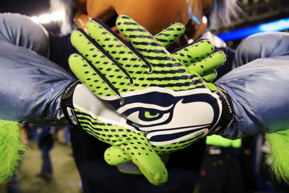 Un cuidado estilismo retro, una banda llena de energía y una particular mezcla de soul y rock sirvieron al cantante Bruno Mars para cautivar a la millonaria audiencia del Super Bowl durante el descanso de la gran cita anual del fútbol americano. Mars, de sólo 28 años y sobre quien planeaba la duda de si sería capaz de enfrentarse a un escenario de tal calibre, optó por un show directo y contundente. Tras una breve introducción a cargo de un coro de niños, un espectacular solo de batería sirvió para abrir el fuego y dar paso rápidamente al gran éxito "Locked Out of Heaven". Impecablemente vestido con una chaqueta dorada, despachó el tema junto a una banda con una amplia sección de viento que se lució en las coreografías. Sin más dilación, Mars descargó su segundo hit, "Treasure", y a continuación demostró su capacidad para fusionar el soul, el pop y el rock integrando en su espectáculo a los Red Hot Chili Peppers. La banda de Anthony Kiedis y Flea puso a saltar a todo el estadio Metlife con su clásico "Give it Away". Los rockeros californianos, a pecho descubierto como manda la tradición, solo necesitaron un par de minutos para demostrar que siguen en buena forma y ceder de nuevo el protagonismo a Mars.