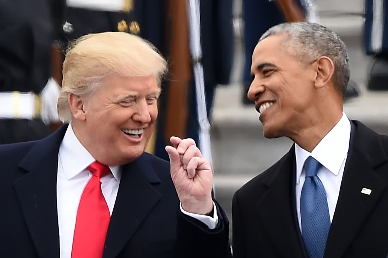 <b>Día 1/Enero 20</b> Donald Trump es 
<b><a href="http://www.univision.com/noticias/politica/obama-vs-trump-en-que-toma-de-posesion-hubo-mas-gente">juramentado como presidente</a></b> de los Estados Unidos. 
<b><a href="http://www.univision.com/noticias/politica/el-discurso-completo-de-la-toma-de-posesion-de-donald-trump-en-espanol">Prometió terminar lo que él llamó una "carnicería americana" de fábricas oxidadas y crimen</a></b>. En tono desafiante aseguró que los trabajadores estadounidenses han sido devastados por la salida de las fábricas norteamericanas al extranjero. " Estados Unidos comenzará a ganar de nuevo, como nunca antes. Traeremos de vuelta nuestros empleos. 
<b><a href="http://http://www.univision.com/noticias/politica/la-toma-de-posesion-de-trump-como-presidente-en-imagenes-fotos">Traeremos de vuelta nuestras fronteras. Traeremos de vuelta nuestra riqueza. </a></b>Y traeremos de vuelta nuestros sueños", aseguró. 
<b><a href="http://www.univision.com/noticias/politica/los-diez-hechos-mas-importantes-del-dia-en-que-trump-tomo-juramento-como-presidente-de-eeuu">Mientras el nuevo presidente se juramentaba, manifestantes en su contra protestaban en el centro de Washington</a></b>. Los activistas rompieron ventanas, bloquearon el tráfico y pelearon con la policía. Más de 200 personas fueron arrestadas.