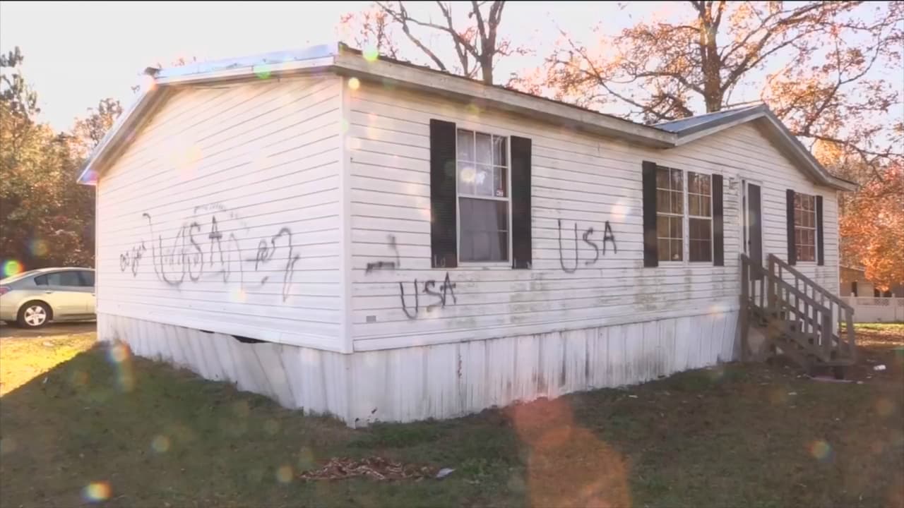 Pintadas racistas contra hispanos en Carolina del Norte: en la casa, en el auto y hasta en el bote