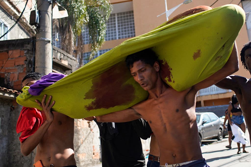 La del 
<i>Complexo do Alemao</i> es la segunda acción policial de alta letalidad en una favela de Río en los últimos dos meses, 
<b>tras la ocurrida en mayo en Vila Cruzeiro, que dejó 25 muertos</b>. 
<br>
<br>En febrero, la Corte Suprema de Brasil en una decisión unánime, estableció un plazo de 90 días para que la Gobernación del estado de Río de Janeiro presente un plan para reducir las altas tasas de muertes de civiles y de violaciones de los derechos humanos de sus fuerzas de seguridad.
