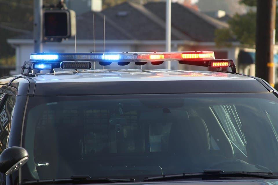 Tiroteo en Elk Grove deja un hombre muerto afuera de un hotel; autoridades buscan por el sospechoso