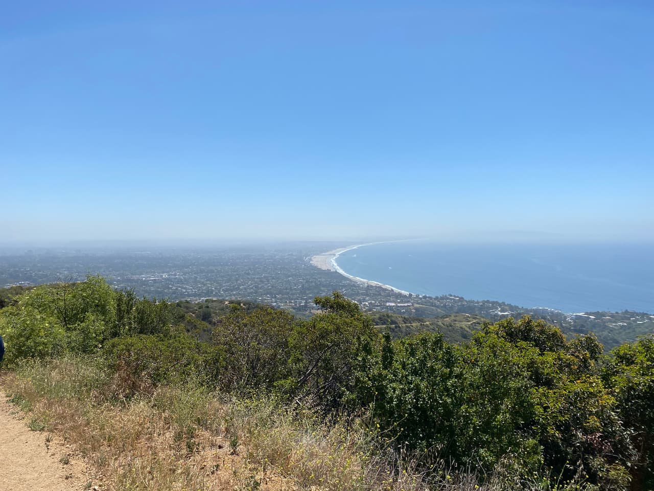 Nunca subestimes la ruta. No hagas los recorridos solo y siempre trae un mapa contigo. Deja saber a tu familia o amigos dónde estarás y de ser posible comparte tu locación con una persona de confianza. Esto permitirá seguir tu rastro en caso de que te pierdas.