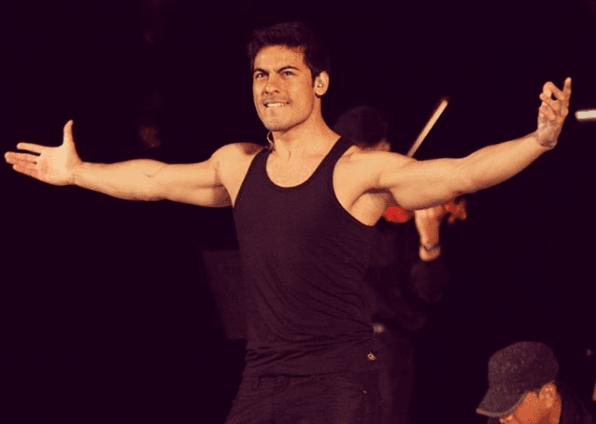 Poco tiempo después, Carlos formó parte del elenco de la obra "Orgasmos, la comedia". A sus 22 años de edad, el cantante se convirtió en el actor más joven del mundo en protagonizar como invitado especial en el rol masculino de "La Bella y la Bestia", la primera producción de Disney On Broadwey montada en México.