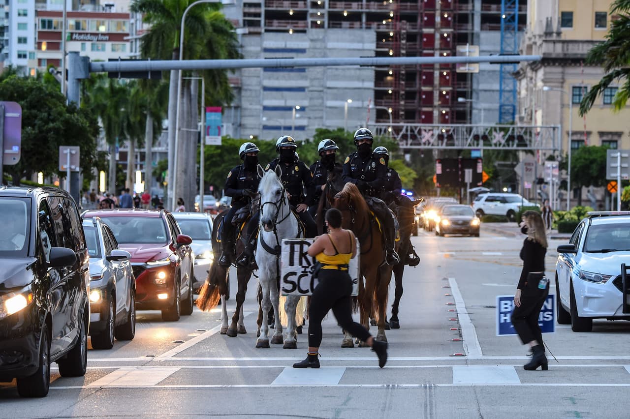 La policía tuvo que estar atenta en todo momento para que no se presentaran enfrentamientos entre un bando y otro. 
<br>