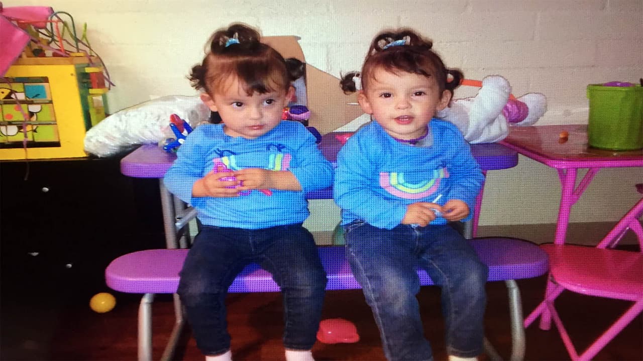 Las gemelas Hannah y Hannia foto familiar