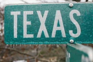 Estas capas finas de hielo (o hielo negro) suelen ser más comunes por las noches, y pueden permanecer hasta la mañana.