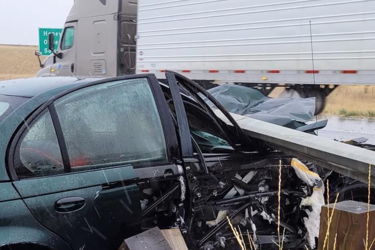 Se incrustó contra un camión que no pudo hacer nada al intentar esquivarlo y se impactó contra el vehículo.