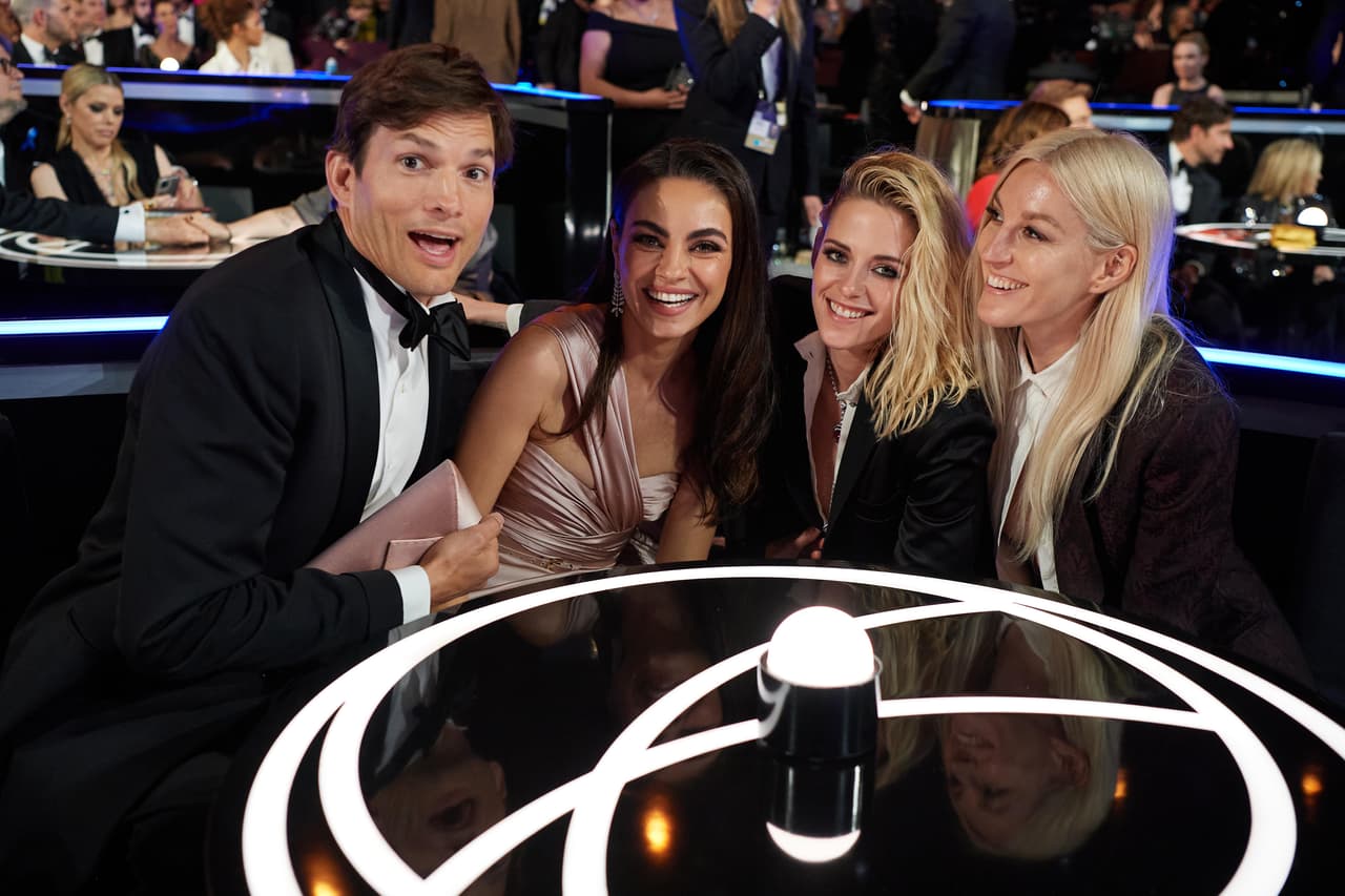 La noche de los 
<b><a href="https://www.univision.com/entretenimiento/premios-oscar-2022-mejores-momentos-ganadores" target="_blank">Premios Oscar 2022 trajo una serie de momentos </a></b>que también sucedieron fuera de la transmisión en vivo por televisión, como ver muy contentos a estas dos parejas: Ashton Kutcher y Mila Kunis junto a Kristen Stewart y Dylan Meyer.
