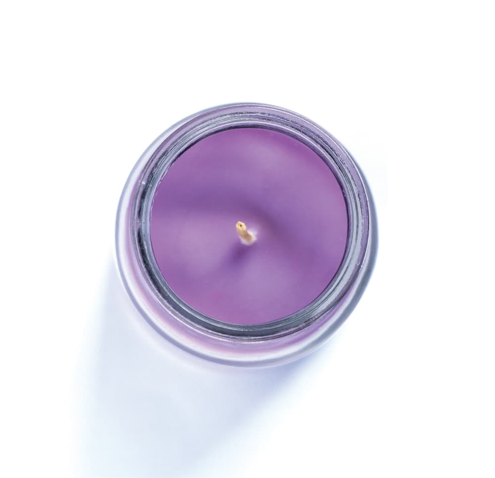 También puedes purificar tu hogar con una vela morada, encendiendo en tu comedor cuantas velas como personas vivan en ella, para limpiar la energía y obstrucciones en el ambiente. Apaga una vela siempre con los dedos, no soplando.