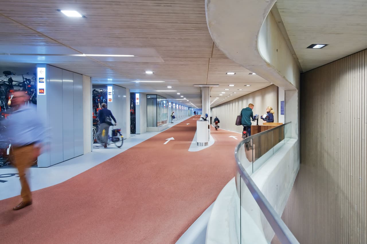 Según el estudio 
<a href="http://www.ectorhoogstad.com" target="_blank">Ector Hoogstad Architecten</a>, a cargo del diseño, las rutas cuentan con espacio suficiente para que los usuarios puedan montar y desmontar sus vehículos sin obstruir el tránsito.