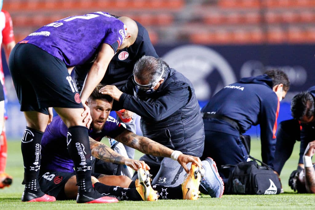 Alexis Canelo tuvo la oportunidad de abrir el marcador desde los once pasos apenas rebasados los 70’ de juego, pero el cancerbero escarlata atajó el tiro con poco esfuerzo. Toluca y San Luis llegaron a 18 y 12 unidades, respectivamente. En la J11, San Luis visitará Querétaro y Toluca recibirá al Pachuca.