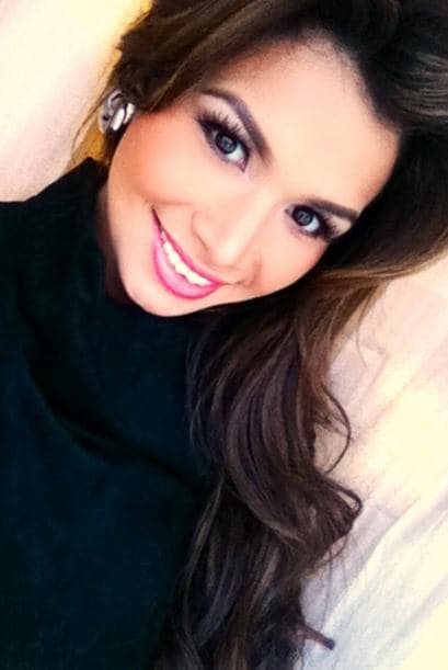 A través de las famosas fotos 'selfies' es como nuestra reina mantiene una estrecha relación con sus seguidores. Este tipo de fotos se han convertido en un fenómeno y no hay quién no se haya tomado una. Ahora puedes subir la tuya con el hashtag #NBLselfie para ganar un kit de belleza, los detalles aquí