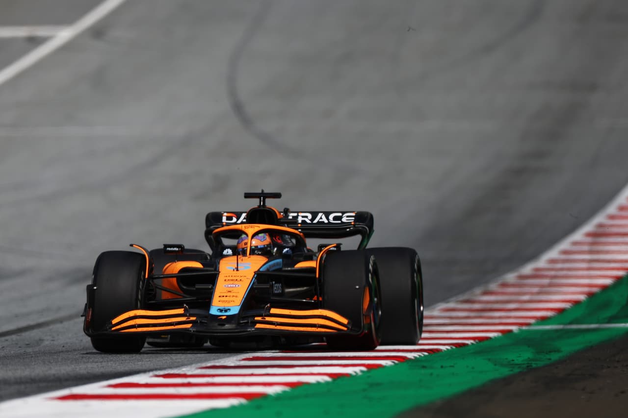 Charles Leclerc conquistó el GP de Austria por delante de Max Verstappen y Lewis Hamilton, en una carrera donde el mexicano Checo Pérez abandonó varias vueltas después de un roce que tuvo con George Russel, quien fue sancionado, y en la que Carlos Sainz también abandonó por una falla en el motor.