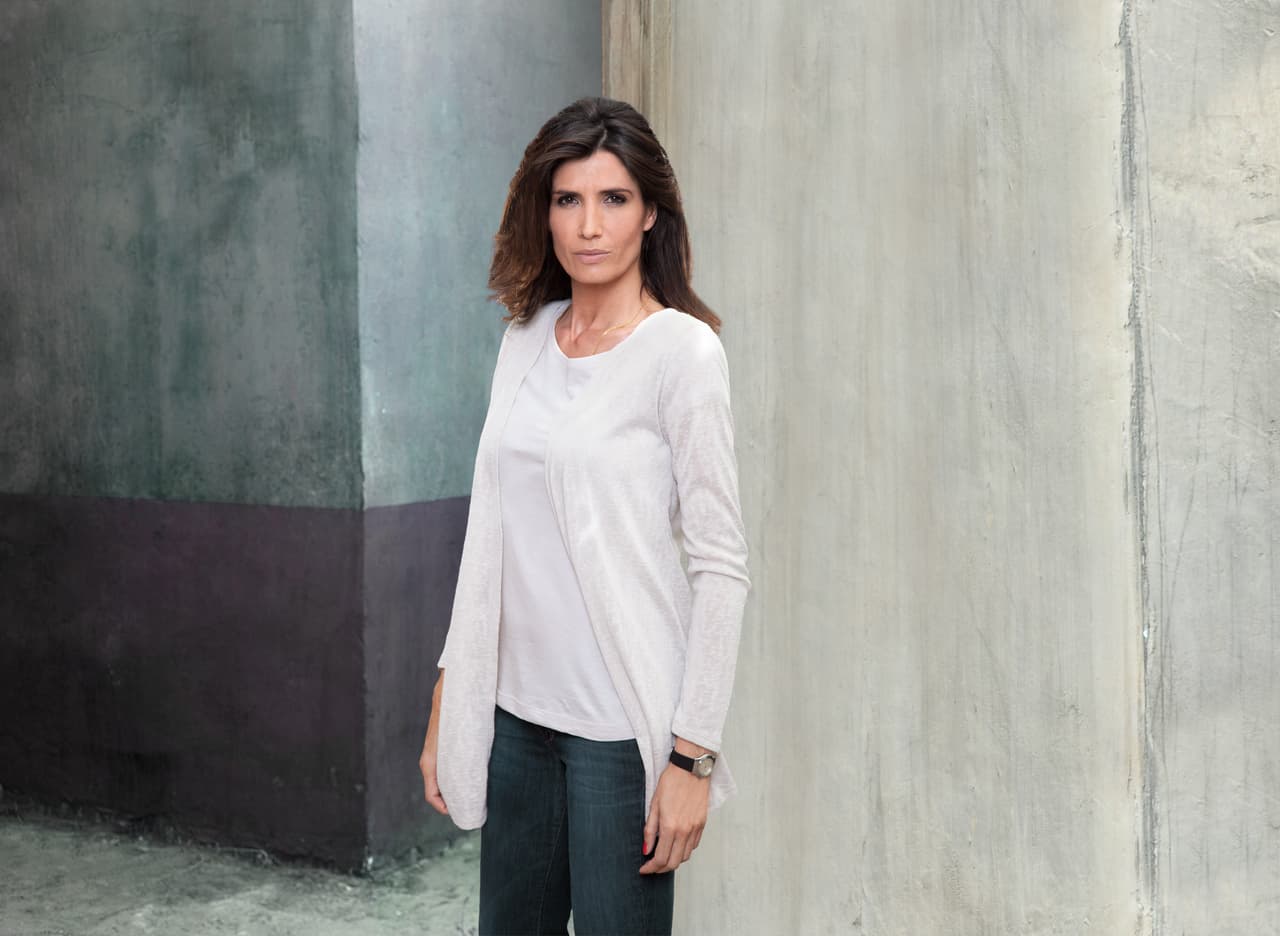 Elegante, culta e interesante, Raquel no ha podido superar el asesinato de su hijo ocurrido años atrás y depende de los tranquilizantes para llevar una vida normal.