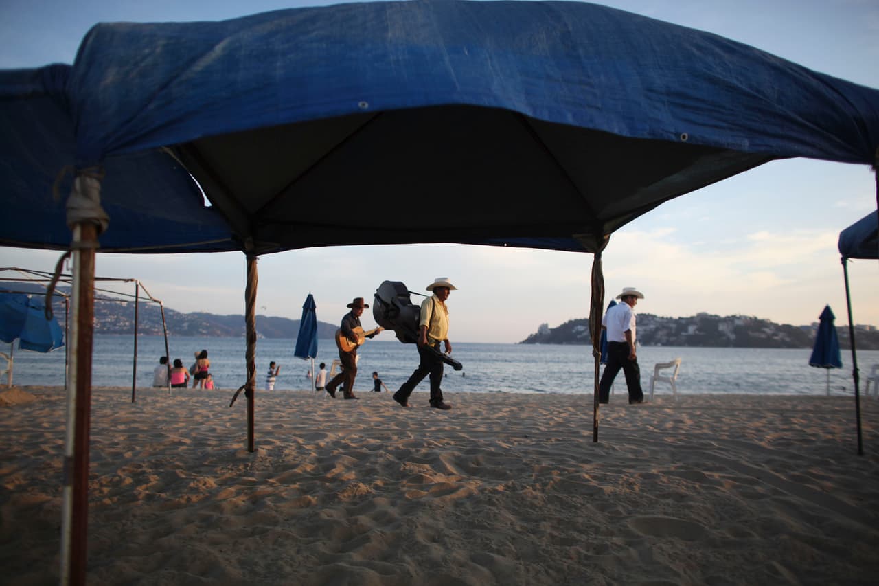 <b>Guerrero. </b>El gobierno de Estados Unidos etiquetó este estado con un nivel de alerta 4, es decir, que recomiendan no viajar. Washington alerta a sus ciudadanos por la cifra de asesinatos registrada y a que los grupos armados operan violentamente en muchas áreas de Guerrero. Los empleados del gobierno de los EEUU no pueden viajar a todo el estado de Guerrero, incluidos Acapulco, Zihuatanejo, Ixtapa y Taxco.