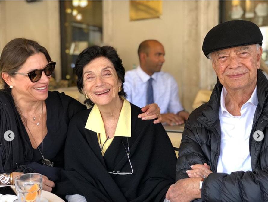 "Realmente, lo que quiero decir es que siempre estaré agradecida, honrada y orgullosa de poder llamarme tu nieta. Buen camino, 'Belo'. Te quiero con el alma entera. Échanos un ojo de vez en cuando, porque 
<b>nos vas a hacer mucha falta</b>", pidió en su mensaje de despedida en Instagram.
<br>