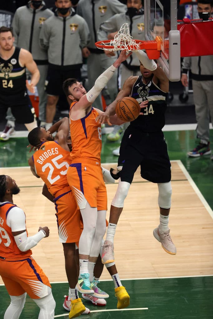 Giannis Antetokoumpo brilla con los Milwaukee Bucks y logran remontar una ventaja de 0-2 para quedar campeones de la NBA. Los Bucks vencieron a los Suns 98-105 en el sexto juego de las Finales.