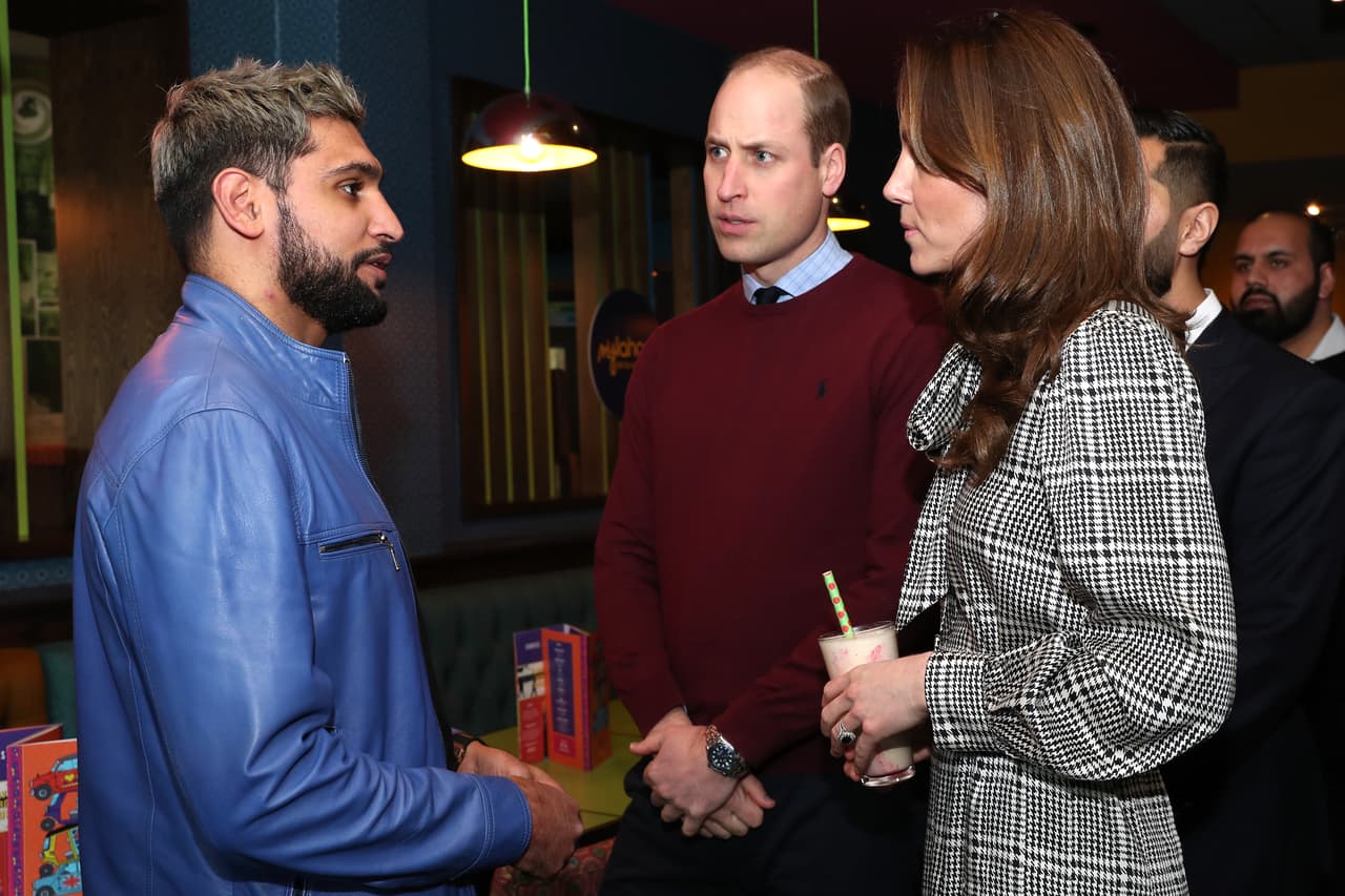 Según periodistas de la fuente, citados por ET, el príncipe William 
<b>ignoró cortésmente</b> cualquier pregunta sobre su hermano y cuñada.
<br>