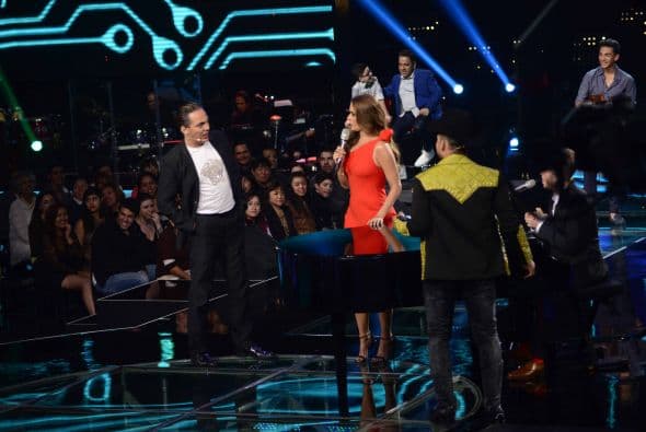 ¿Espinoza o Cristian? Ambos cantantes trataron de explicar cómo se seduce a una dama y dieron tremenda clase de consejos, los cuales aplicaron con la bella Galilea Montijo.