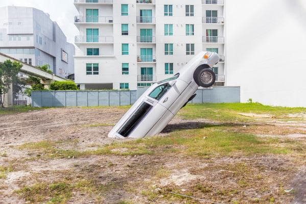 Limusina enterrada en Downtown es un proyecto de arte