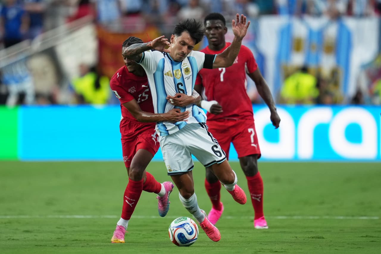Djibril Sow (15) de Suiza agarra a Lisandro Martínez (6) de Argentina durante el partido de cuartos de final de la Copa Mundial de Fútbol entre Argentina y Suiza en Kansas City, Missouri, el sábado 11 de julio de 2026.