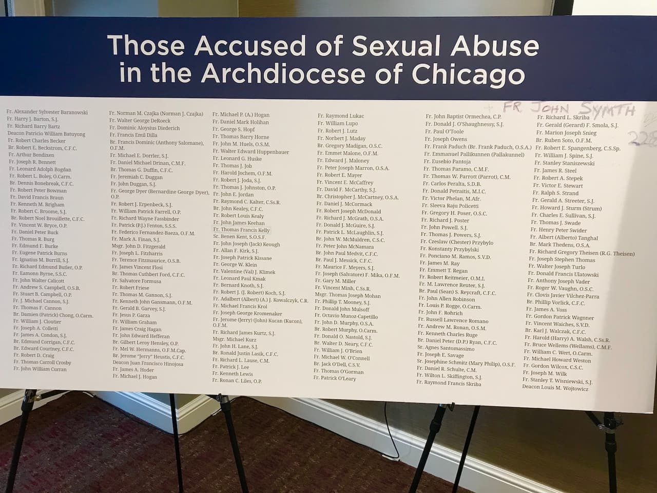 Imágenes de retratos de acusados de abuso, mapas, nombres y la cifra de los gastos de la Arquidiócesis.