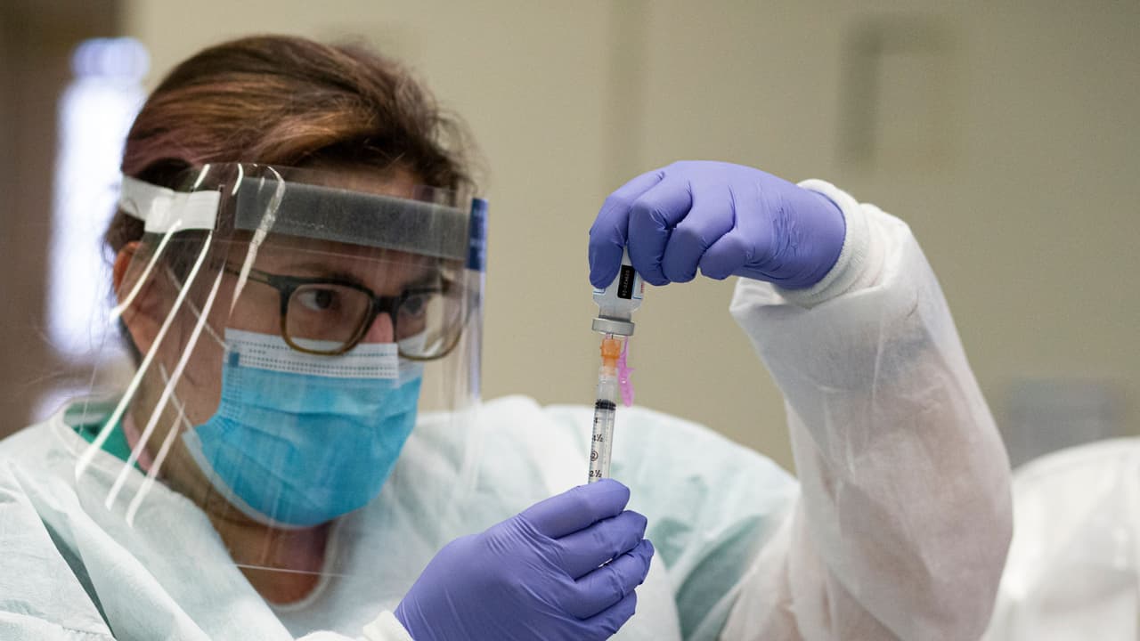 La desinformación está causando que muchos hispanos de Nueva York no se vacunen contra el coronavirus