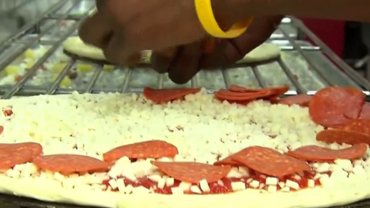 En 1 minuto Noticias de Negocios en N+ Univision: ¿La cadena de pizzas Papa John's está en crisis?