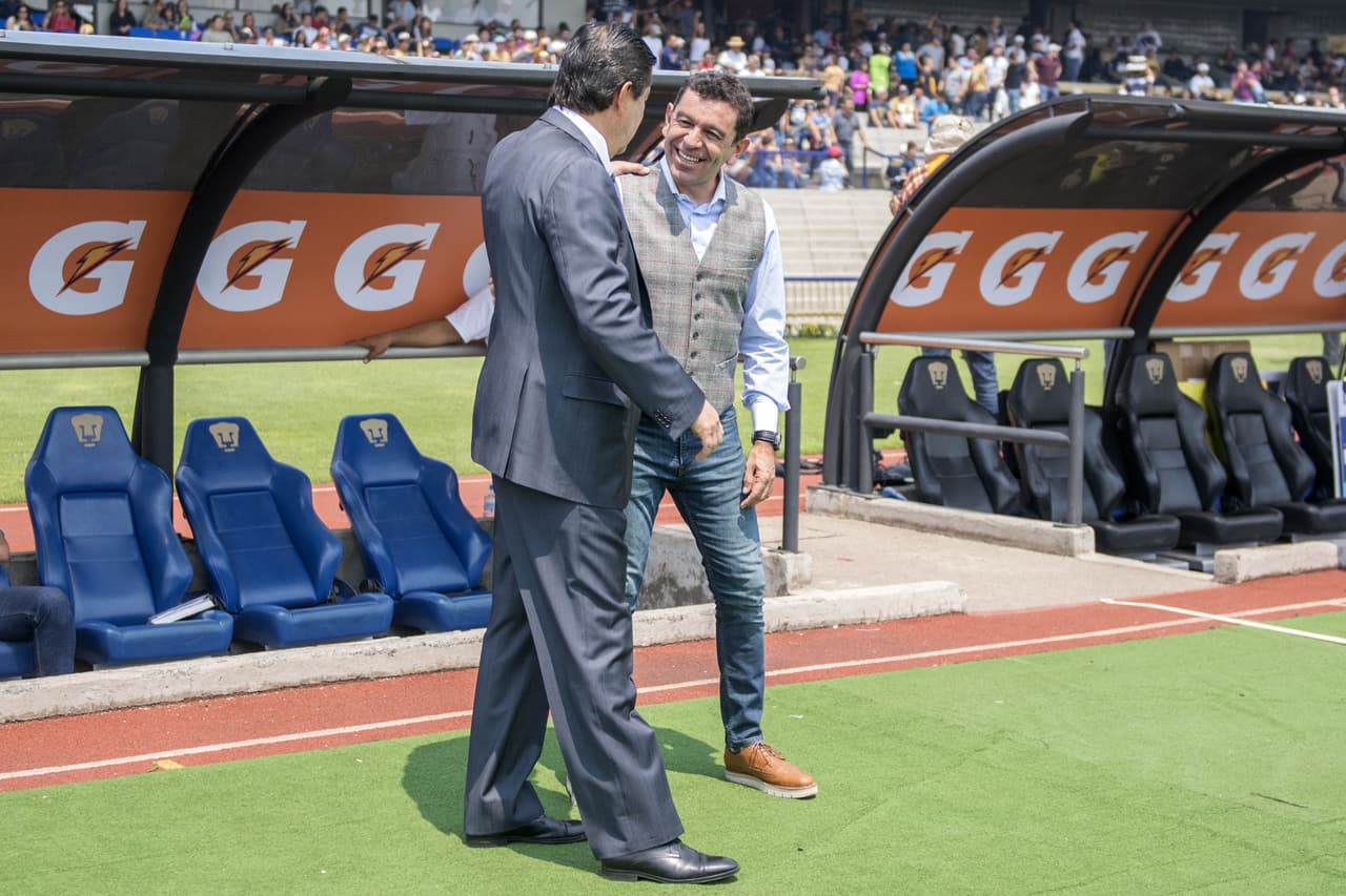 David Patiño y Luis Fernando Tena se saludaban amistosamente antes de que el partido diera inicio.
