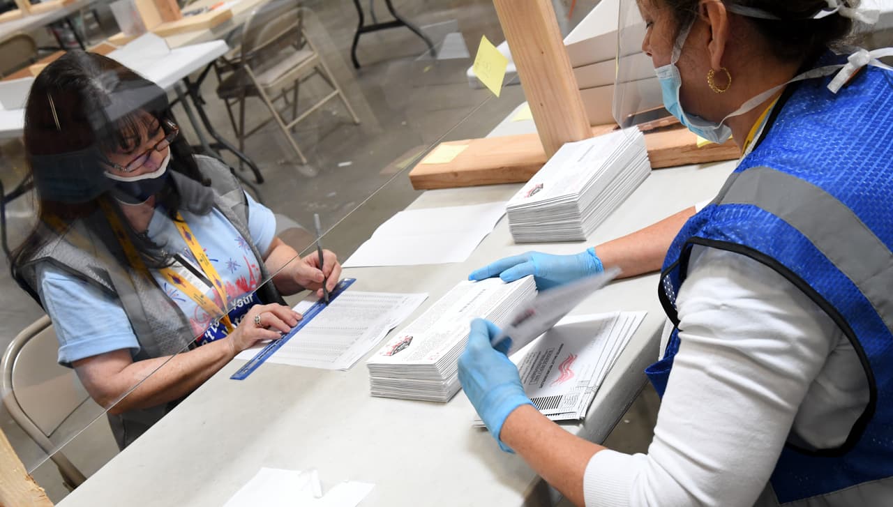 <b>Considere lo siguiente:</b>
<br>
<br>Un votante puede autorizar a cualquier persona a devolver su boleta a la autoridad electoral, siempre que el votante haya firmado la declaración jurada en el sobre de la boleta donde afirma que se dio dicha autorización.
<br>
<br>Recuerda que votar por correo incluye 
<b>las mismas obligaciones</b> que quienes votan en el lugar de votación el día de las elecciones.
<br>
<br>Todas las papeletas de voto por correo se procesan de 
<b>forma centralizada</b>.
<br>