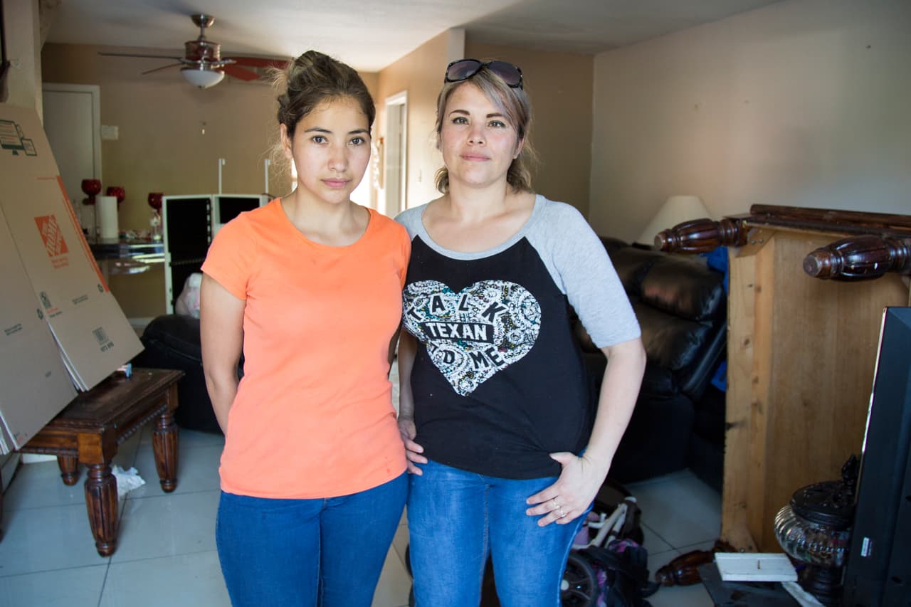 Las hermanas Liz y Verónica Castro son vecinas. Ambas regresaron a sus apartamentos para tratar de sacar las pocas pertenencias que quedaron en buen estado. Ahora lidian con la búsqueda de un lugar para vivir.