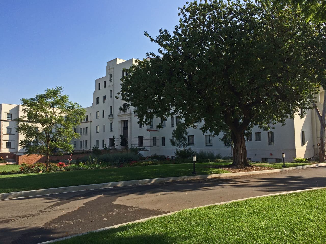 Otros testigos han reportado la presencia de voces cuando no hay nadie más alrededor. En el espacio que una vez sirvió como la sala quirúrgica, hay quien dice que se escucha la voz y la risa de una niña. 
<b>Vea también:</b> 
<a href="http://www.univision.com/los-angeles/kmex/estilo-de-vida/halloween/boo-los-lugares-mas-embrujados-de-los-angeles-fotos">Sitios en LA donde espantan </a>
