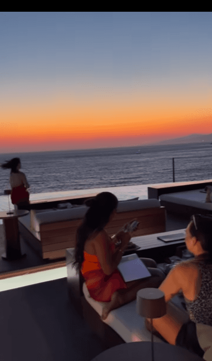 Otra vista y atardecer que mostró fue desde el restaurante Zuma Mykonos, uno de los lugares más recientes de la isla.