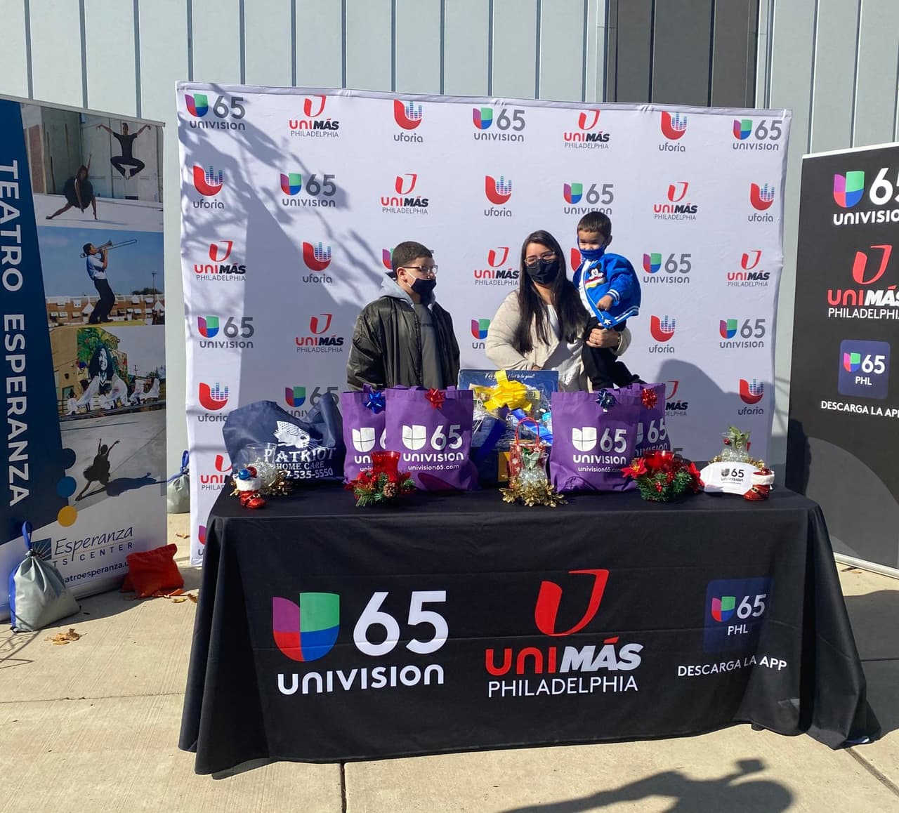 Felices fiestas de parte de Univision 65