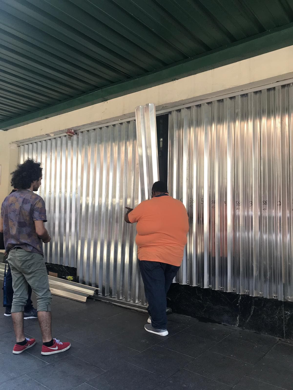Negocio en el viejo San Juan protectando su tienda para las protestas de esta noche