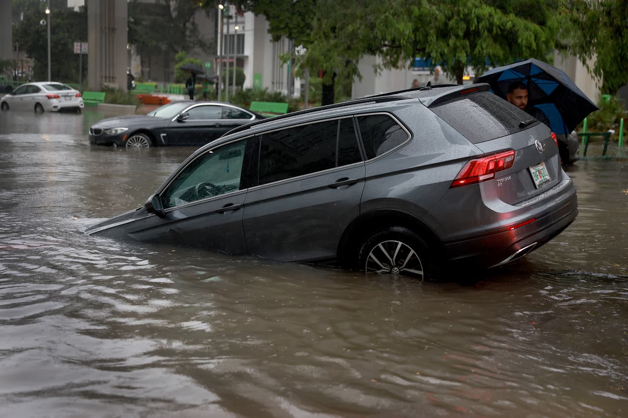 Las calles de Miami-Dade se vieron sumergidas bajo el agua en varias partes del condado, por las fuertes lluvias del sábado en la madrugada.