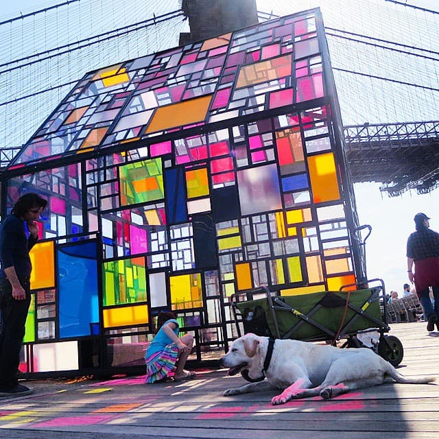 Debajo del Puente de Brooklyn, Poh también buscó algo para divertirse y encontró esta preciosa vista.