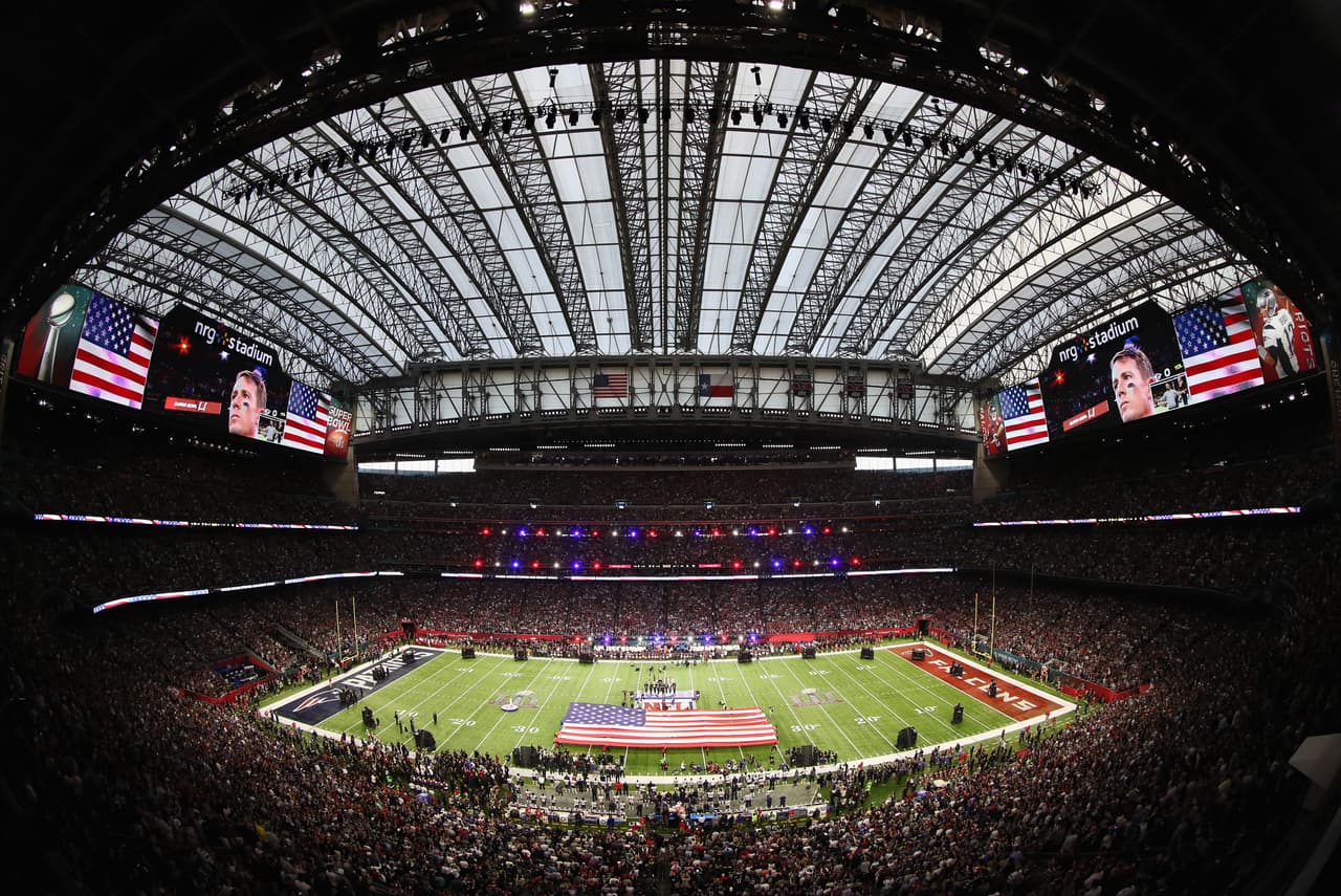 El césped es hierba artificial y los Patriots vistieron su tradicional uniforme blanco y como campeones de la Conferencia Americana (AFC) fueron también los primeros en salir al campo. El techo retractable del estadio estuvo cerrado.