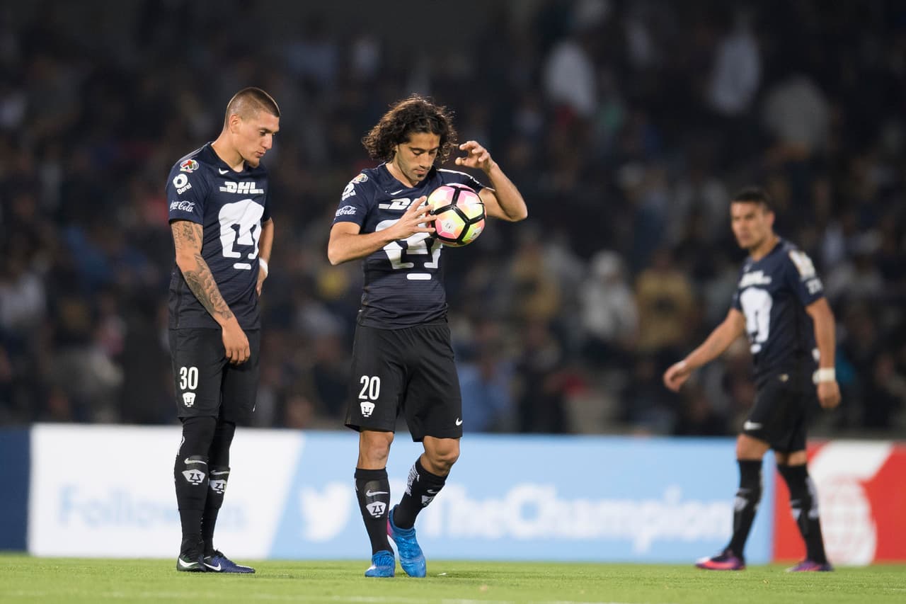 La desilusión en los jugadores de Pumas era evidente. El chileno Nicolás Castillo junto al Uruguayo Matías Britos.