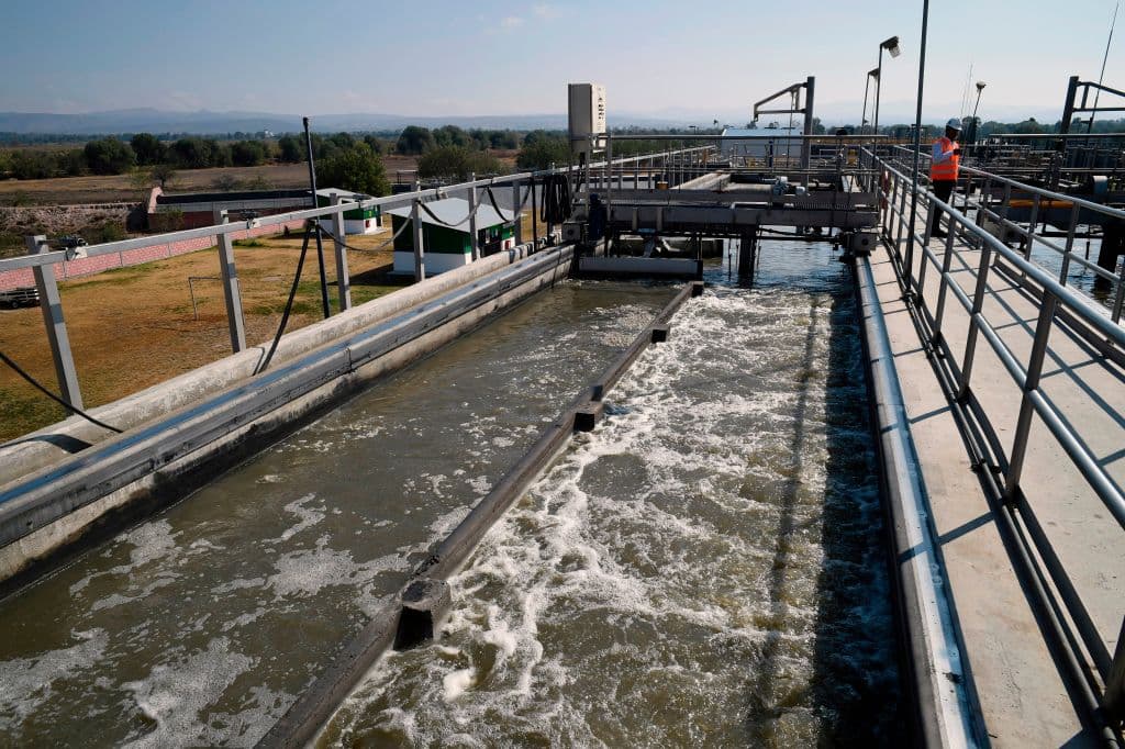 <b>Puesto 5. San Luis Potosí | Almacenamiento: 56%</b>
<br>
<b> </b>
<br>Las fugaces lluvias que se han presentado, solo en algunas zonas del estado, no han sido los suficientemente significativas para aumentar el nivel de las presas.
<br>
<br>Tampoco los mantos acuíferos subterráneos han sido regenerados, según confirmó el titular de la Coordinación Estatal de Protección Civil, Ignacio Benavente Duque, quien mencionó que “la sequía extrema se mantiene en la entidad”.
<br>
<br>Las presas El Realito, El Potosino son las que más preocupan a las autoridades pues tienen solo el 36% y 28% de de su capacidad llena, respectivamente.