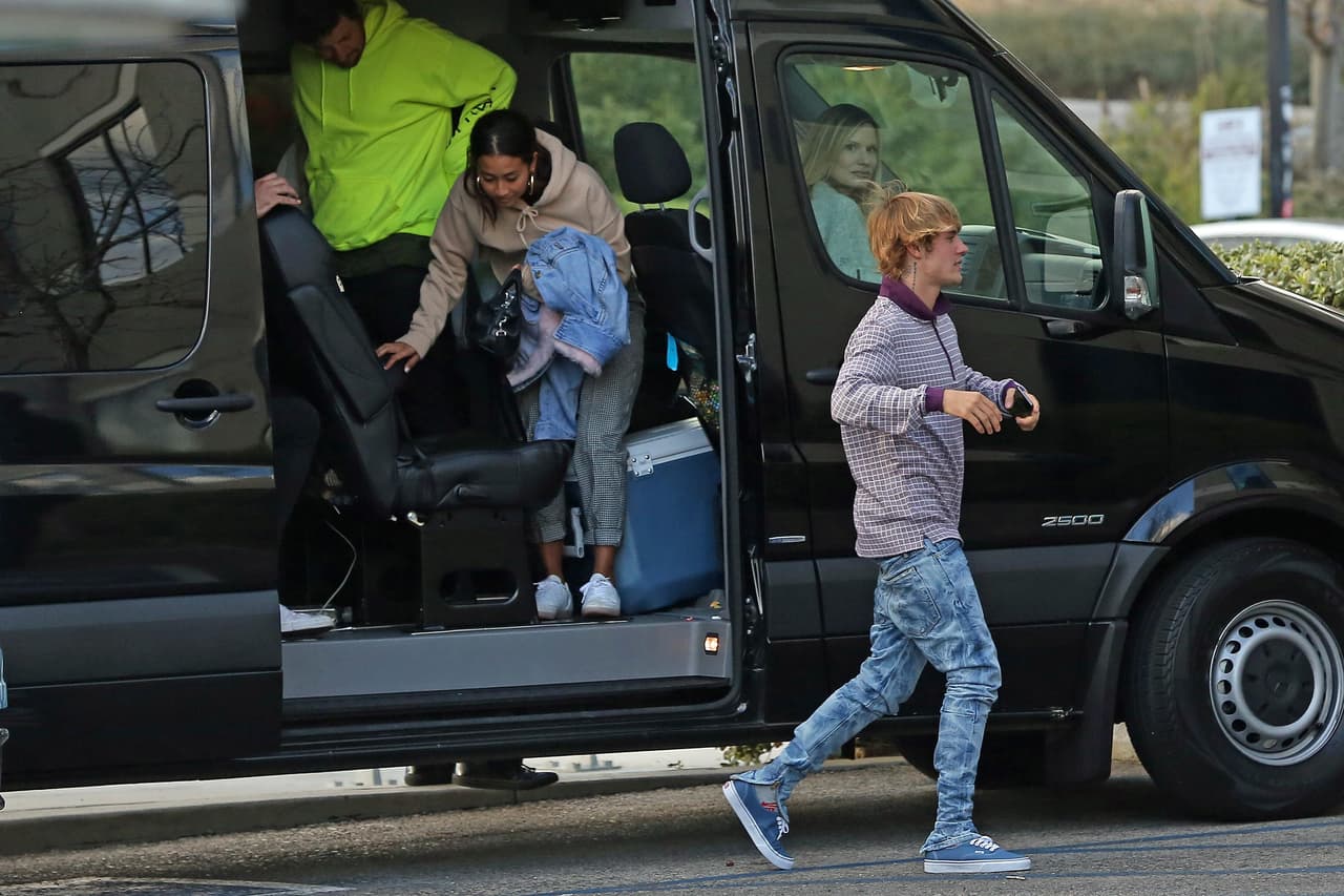 Selena quería celebrar con él de una manera más tranquila y lejos de las cámaras, pero Bieber tenía otros planes. Quería hacer algo grande junto a sus amigos de la iglesia, según confirmó E!.