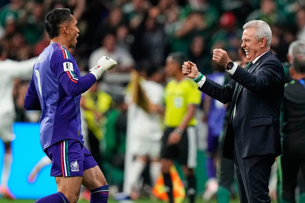 El portero mexicano Raúl Rangel celebra con el entrenador Javier Aguirre