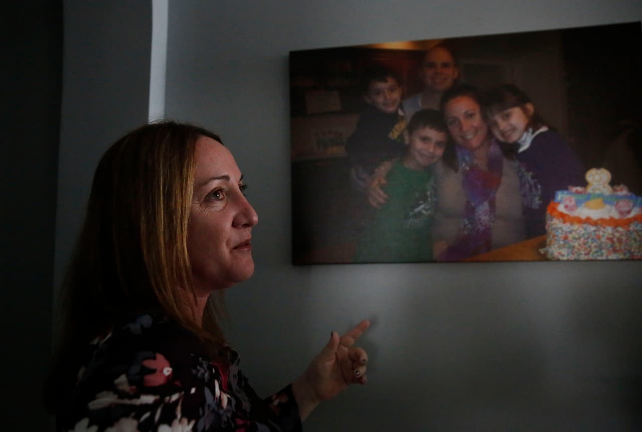 A la mañana siguiente de la tragedia, los trabajadores de la morgue no les permitieron ver a su hija, solo le mostraron una fotografía. Ahí, dice, supo que Alyssa había muerto. En la imagen, Alhadeff junto a una foto del octavo cumpleaños de su hija Alyssa; el número de su uniforme de fútbol era también el ocho.