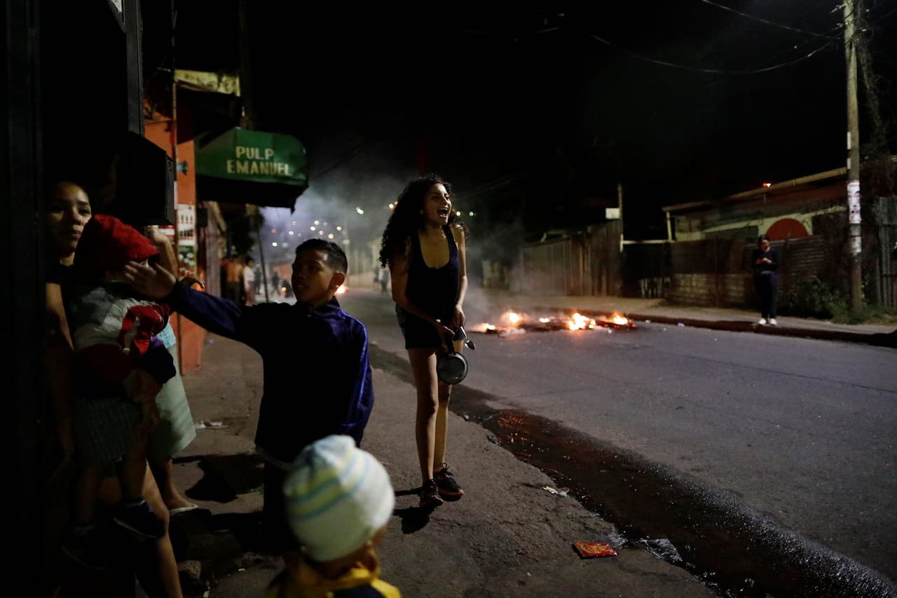 Algunos de los manifestantes pro-Nasralla imrpovisaron barricadas y les encendieron fuego.