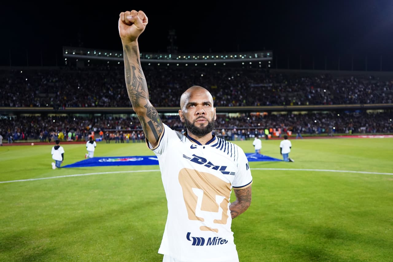 Dani Alves debutó como titular con Pumas en un pletórico estadio Olímpico Universitario en el que apenas pudieron rescatar el empate ante un aguerrido Mazatlán FC gracias a la asistencia del histórico brasileño sobre el final del partido.