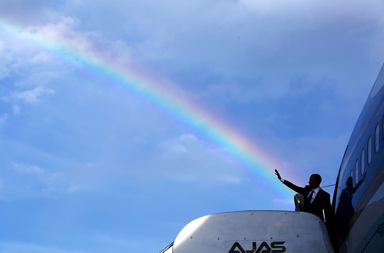 <b>Arcoiris.</b> Barack Obama hace su acostumbrado gesto de despedida al entrar al avión presidencial Air Force 1.