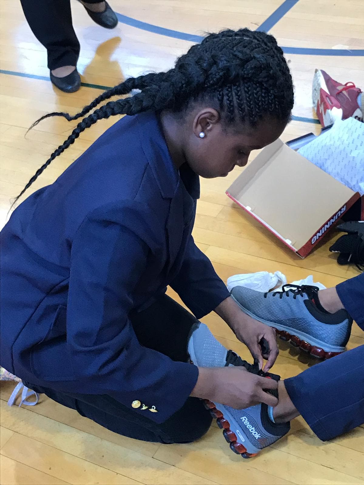 Shoes That Fit y Bosse Companies donaron 150 zapatos.